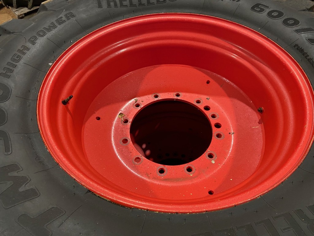 2x 600/70/34 35% Trelleborg tyres, fitted to Fendt 900 series front rims