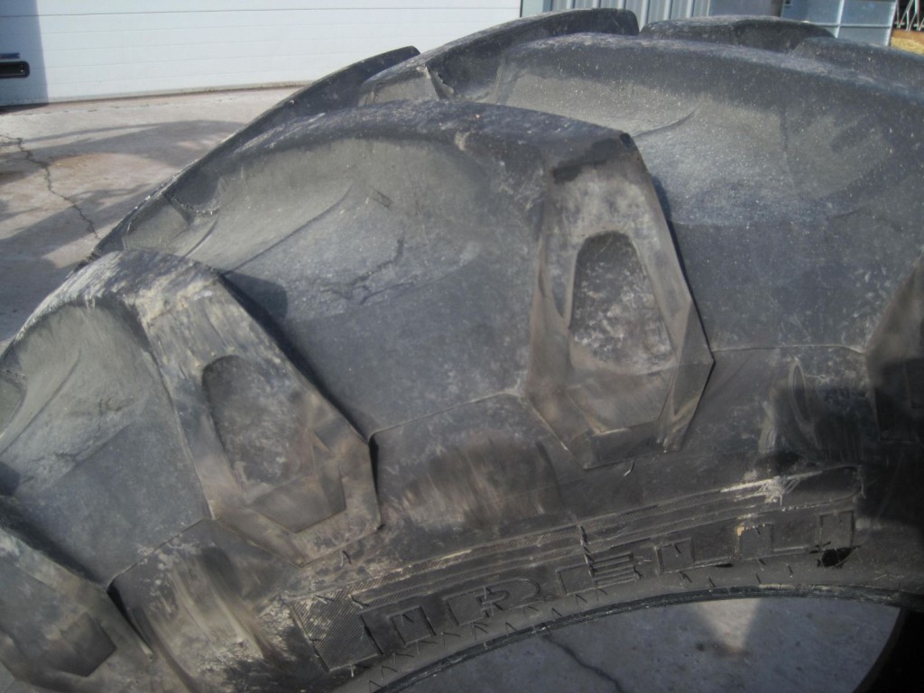 1 x Pirelli 540/65/30 tyre 75%