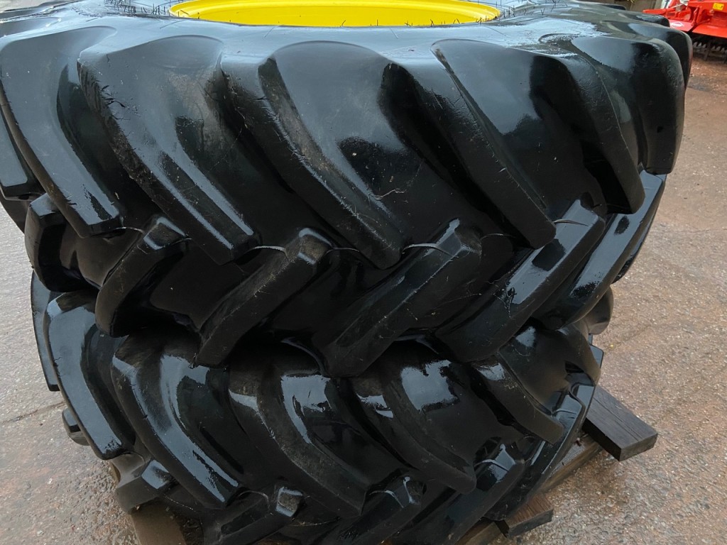 2x 650/75/32 90% Goodyear tyres fitted to John Deere combine and forager rims