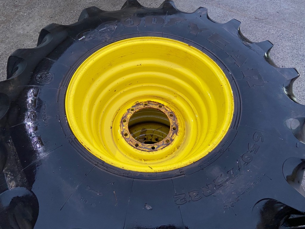 2x 650/75/32 90% Goodyear tyres fitted to John Deere combine and forager rims