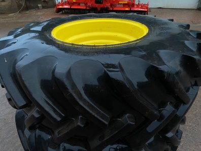 2x 650/75/32 90% Goodyear tyres fitted to John Deere combine and forager rims