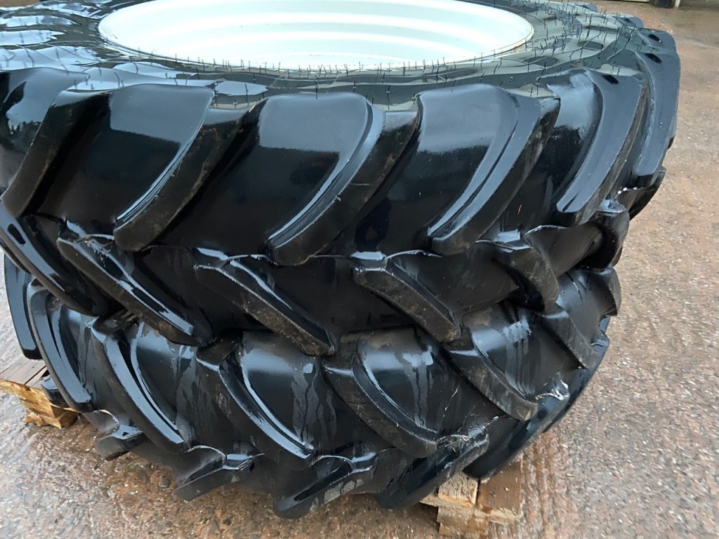 2x 18.4/42 + 2x 16.9/28 75% Firestone tyres fitted to NH T7.210 wheels