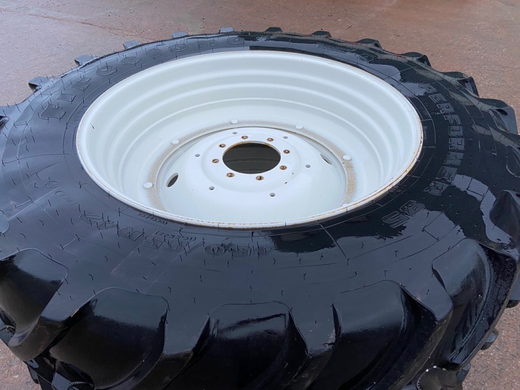 2x 18.4/42 + 2x 16.9/28 75% Firestone tyres fitted to NH T7.210 wheels