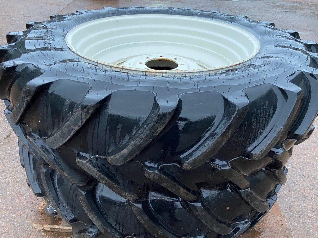 2x 18.4/42 + 2x 16.9/28 75% Firestone tyres fitted to NH T7.210 wheels