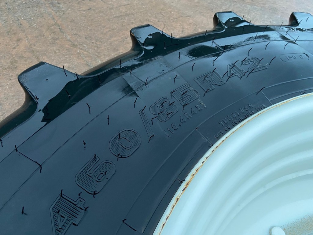 2x 18.4/42 + 2x 16.9/28 75% Firestone tyres fitted to NH T7.210 wheels