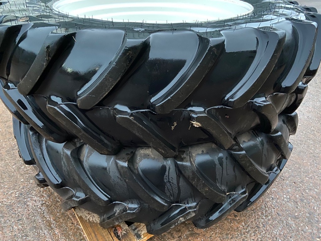 2x 18.4/42 + 2x 16.9/28 75% Firestone tyres fitted to NH T7.210 wheels