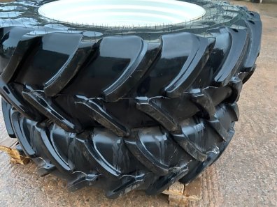 2x 18.4/42 + 2x 16.9/28 75% Firestone tyres fitted to NH T7.210 wheels