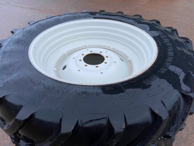2x 18.4/42 + 2x 16.9/28 75% Firestone tyres fitted to NH T7.210 wheels
