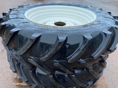 2x 18.4/42 + 2x 16.9/28 75% Firestone tyres fitted to NH T7.210 wheels
