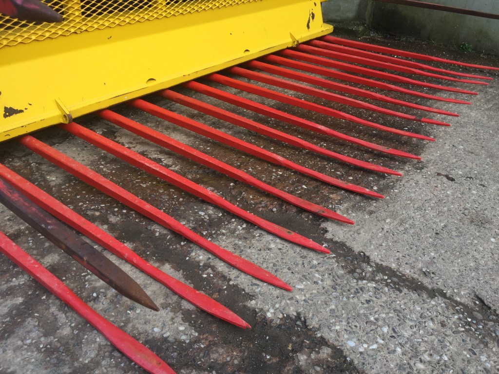 Albutt B809PP push off buckrake, 9ft wide, 16 + 4 KV tines, three point linkage brackets, very good order