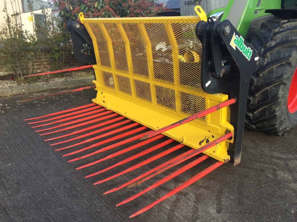 Albutt B809PP push off buckrake, 9ft wide, 16 + 4 KV tines, three point linkage brackets, very good order