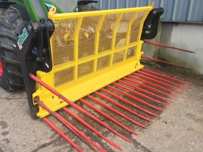 Albutt B809PP push off buckrake, 9ft wide, 16 + 4 KV tines, three point linkage brackets, very good order