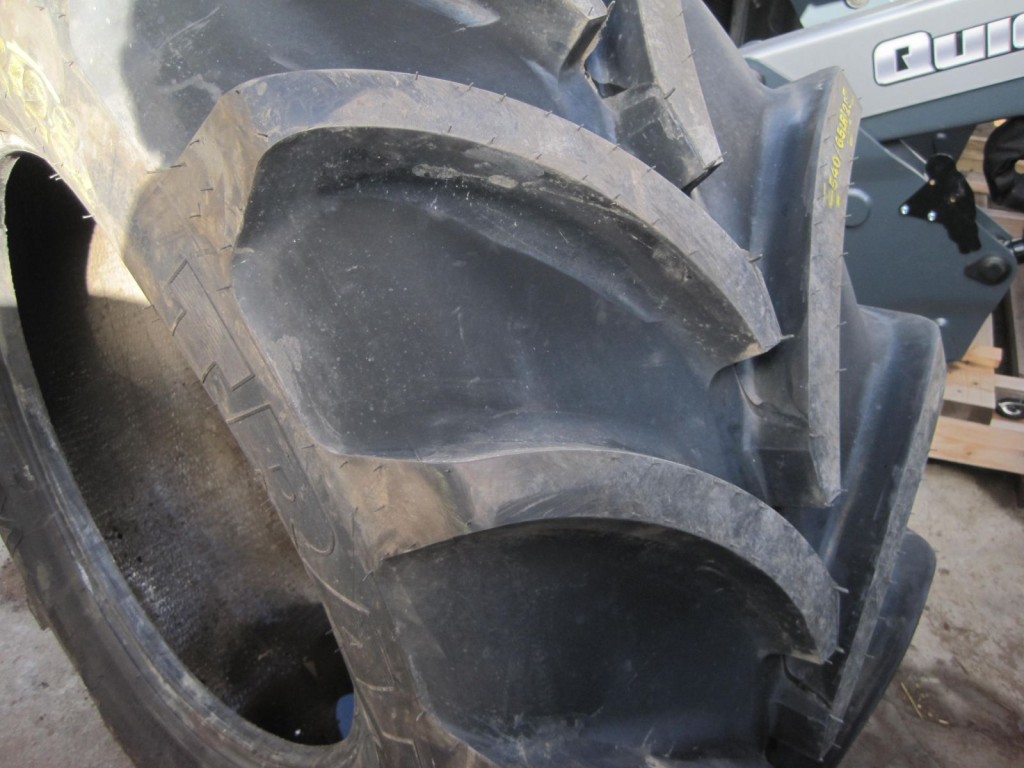 1x Vredestein 540/65/28 tyre