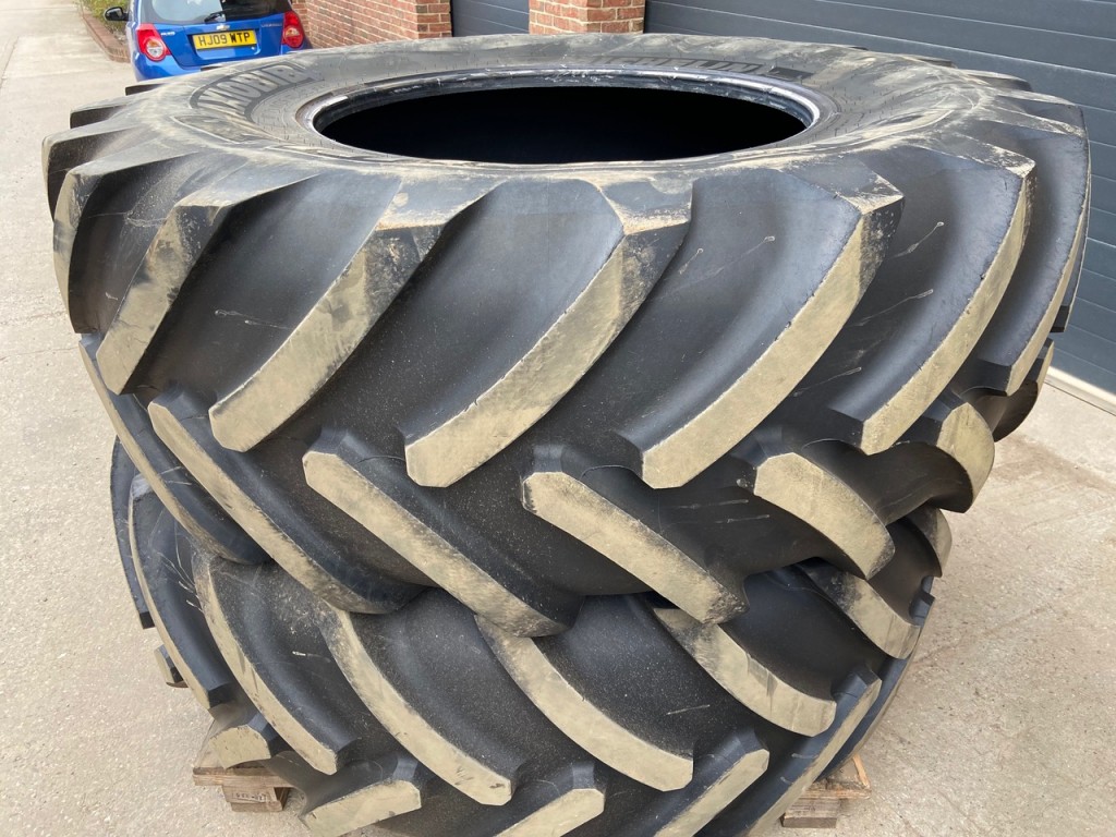 2x 710/75/42 60% + 2x 650/65/34 35-40% Michelin Axiobib tyres