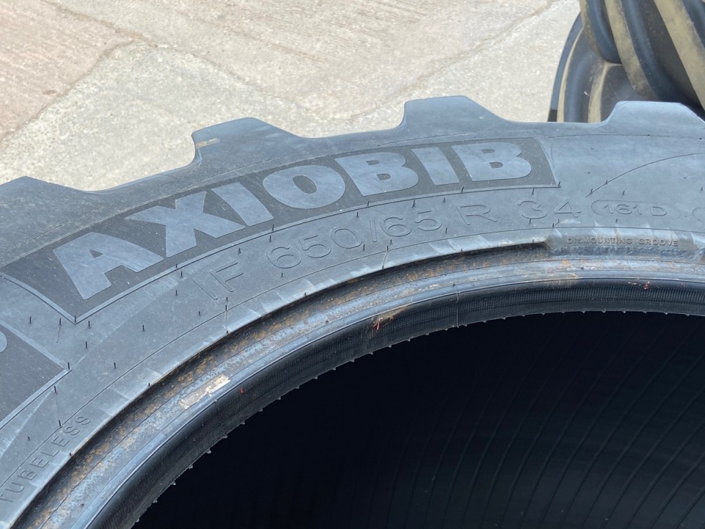2x 710/75/42 60% + 2x 650/65/34 35-40% Michelin Axiobib tyres
