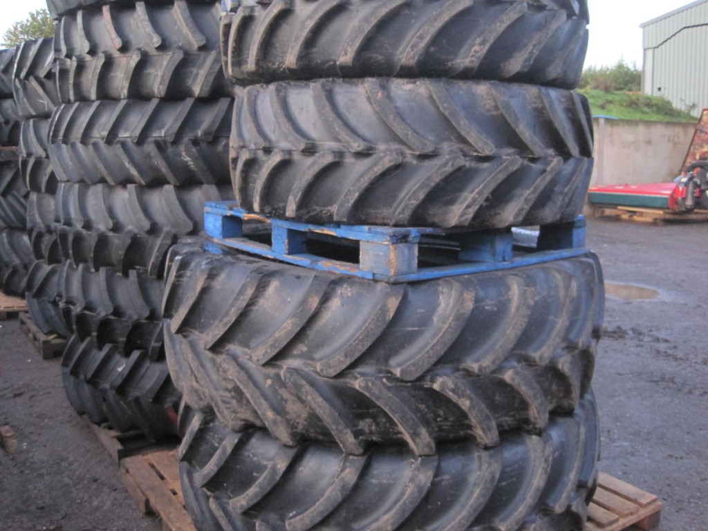 2x 600/65/38 + 2x 480/65/28 Firestone tyres 75%