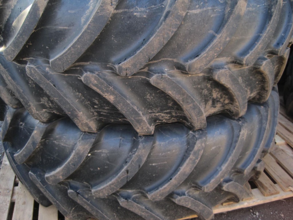 2x 600/65/38 + 2x 480/65/28 Firestone tyres 75%