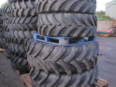 2x 600/65/38 + 2x 480/65/28 Firestone tyres 75%