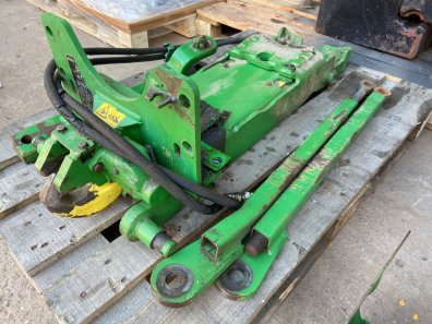 John Deere 6910 pickup hitch, 2001, C/W drawbar and lift rods, very little work