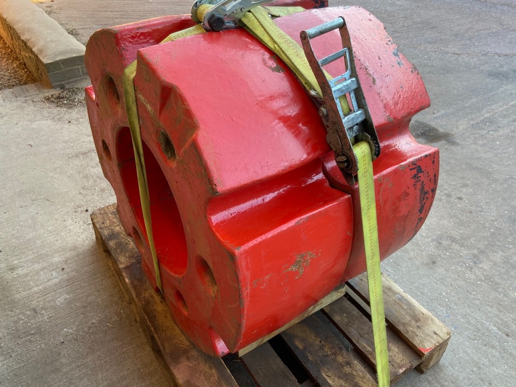 2x Fendt 1 Ton wheel weights C/W bolts
