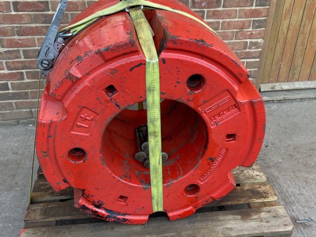 2x Fendt 1 Ton wheel weights C/W bolts