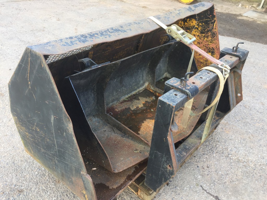 Trima attatachments, used, 2x buckets and pallet tines, available as a whole