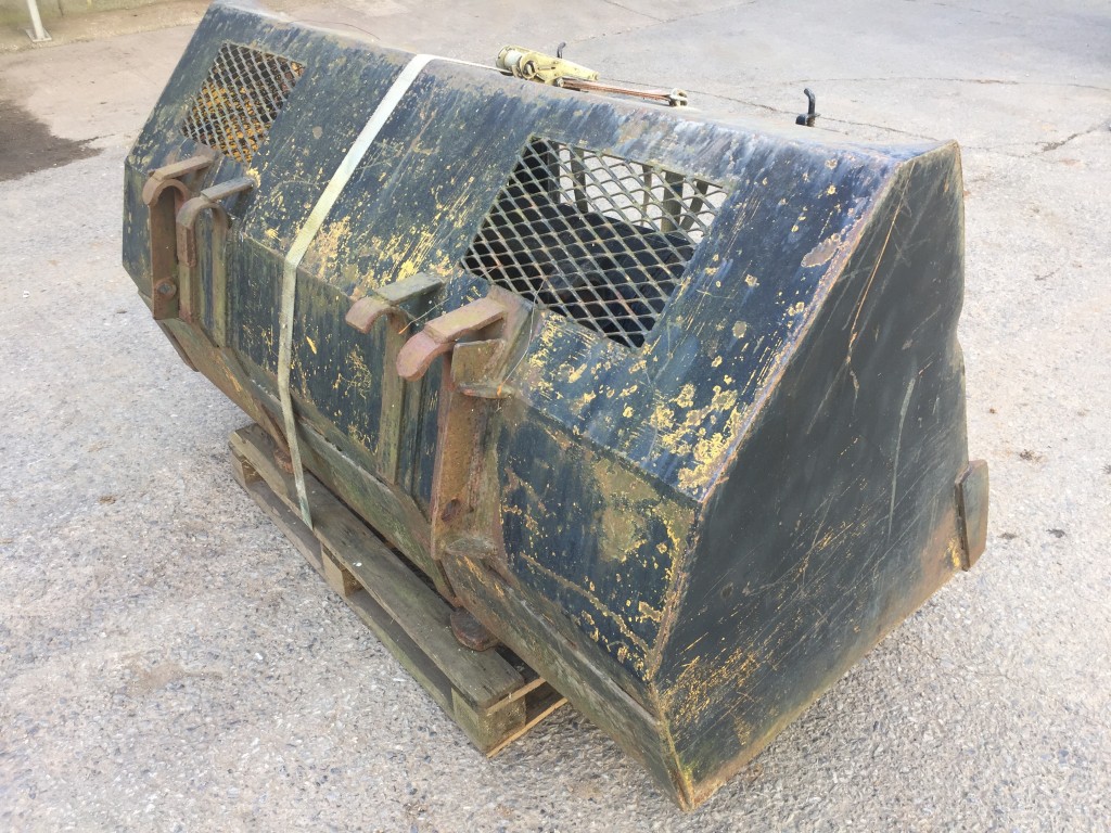Trima attatachments, used, 2x buckets and pallet tines, available as a whole