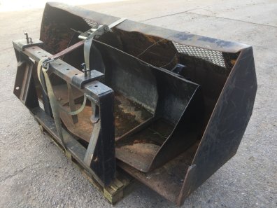 Trima attatachments, used, 2x buckets and pallet tines, available as a whole