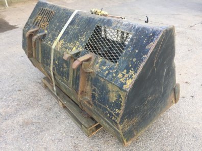Trima attatachments, used, 2x buckets and pallet tines, available as a whole