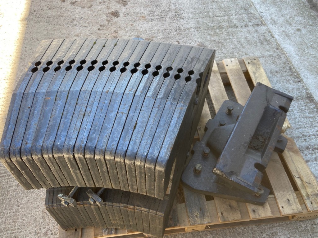 16x New Holland 100kg front weights, C/W NH T8.420 front weight frame, front hitch