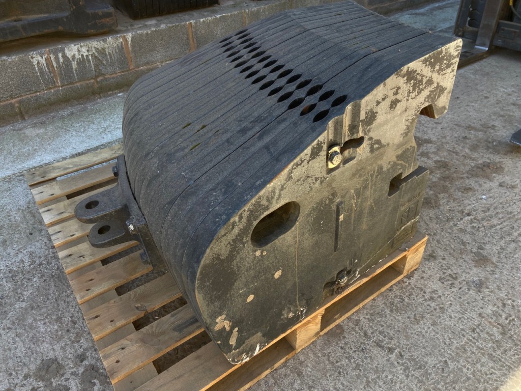 16x New Holland 100kg front weights, C/W NH T8.420 front weight frame, front hitch