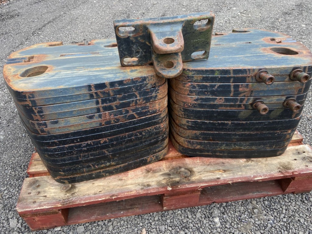 16x New Holland 8000 series 110kg front weights, C/W front hitch
