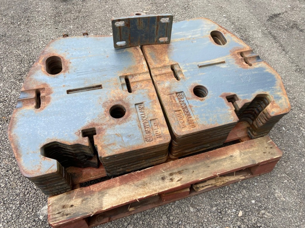 16x New Holland 8000 series 110kg front weights, C/W front hitch