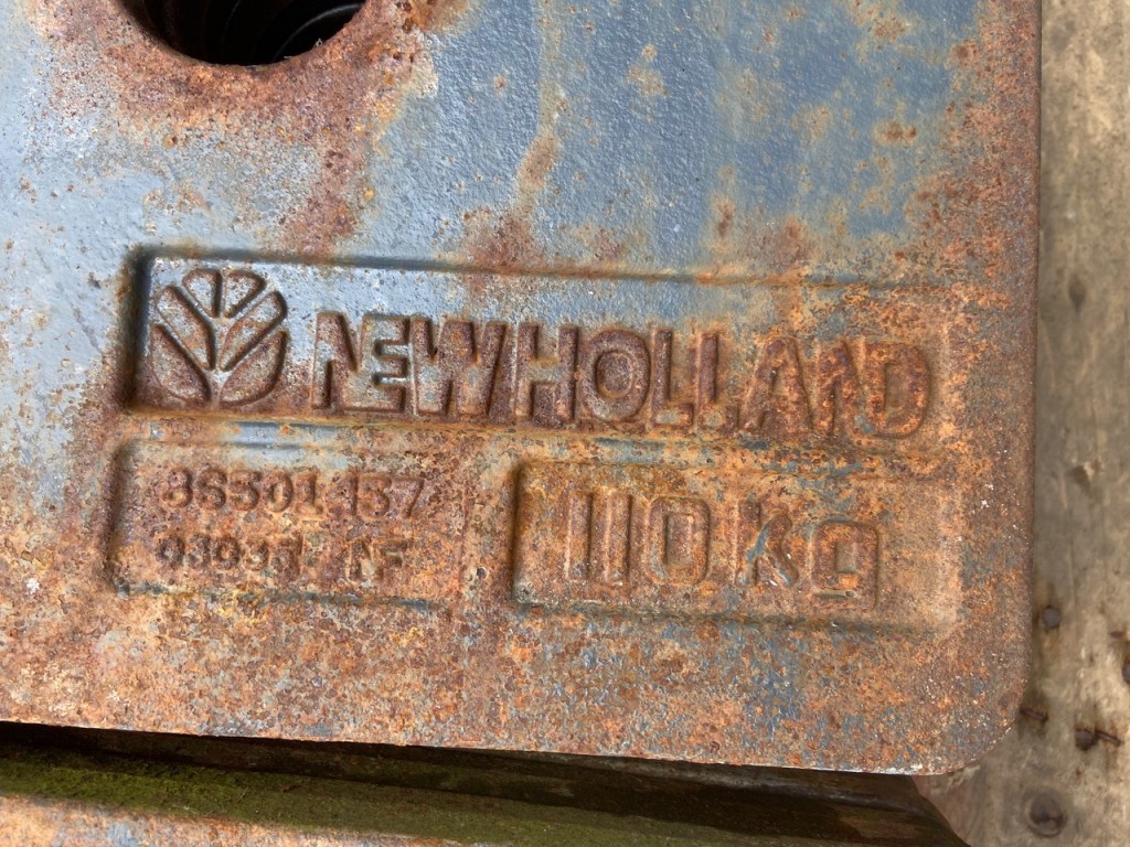 16x New Holland 8000 series 110kg front weights, C/W front hitch