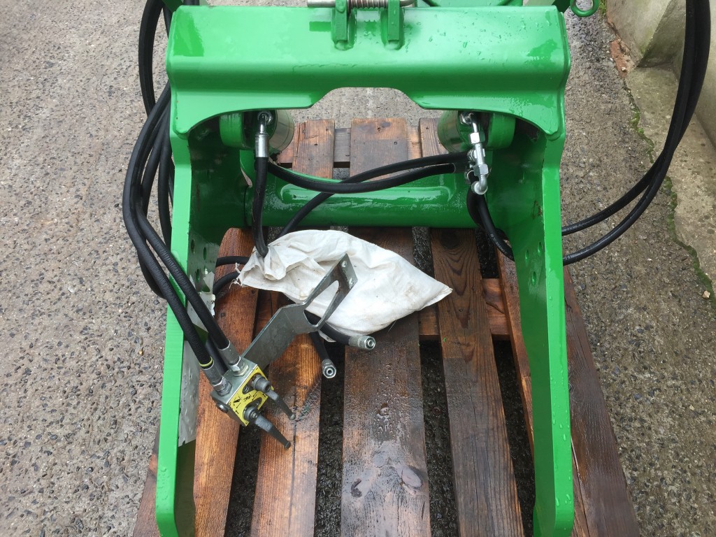 Zuidberg 3.5 ton front linkage, as new, this linkage has had very little use, to fit 4 cylinder John deere tractors