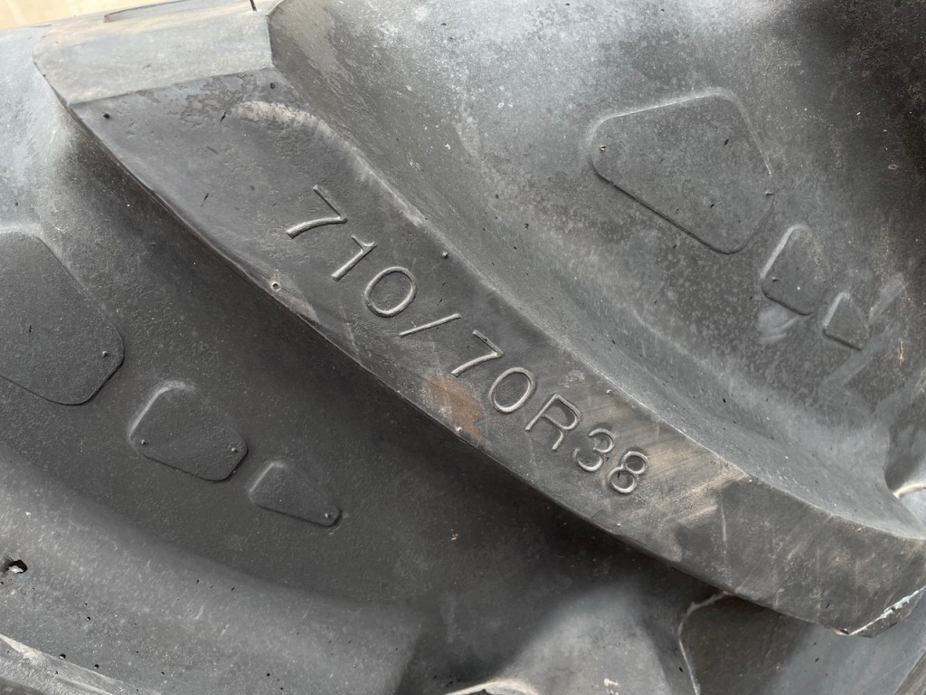 2x 710/70/38 + 2x 600/65/28 new Leao tyres