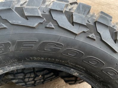 4x BF Goodrich Mud-Terrian 305/60/18 tyres, 90%