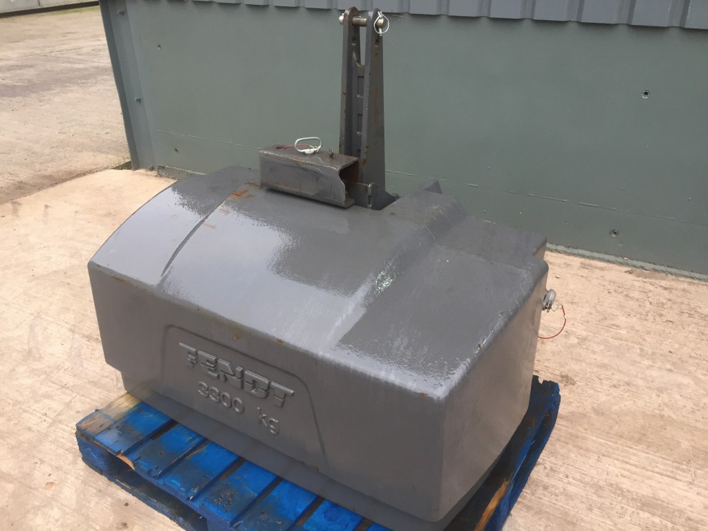 Fendt 3300kg weight block, complete with drawbar holder, Cat 3 pins