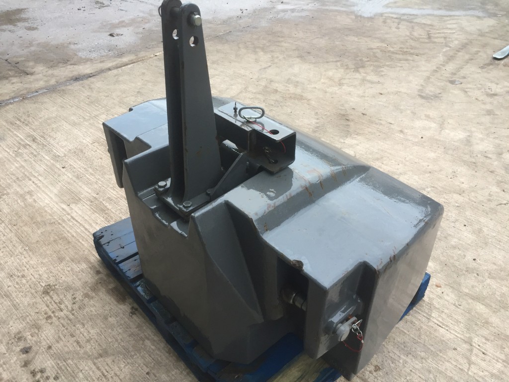Fendt 3300kg weight block, complete with drawbar holder, Cat 3 pins