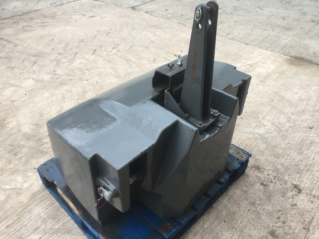 Fendt 3300kg weight block, complete with drawbar holder, Cat 3 pins