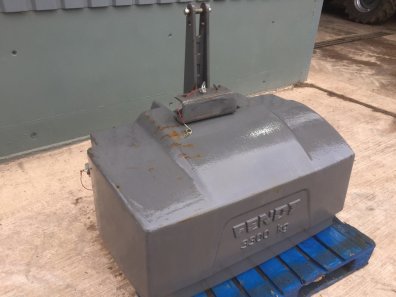 Fendt 3300kg weight block, complete with drawbar holder, Cat 3 pins