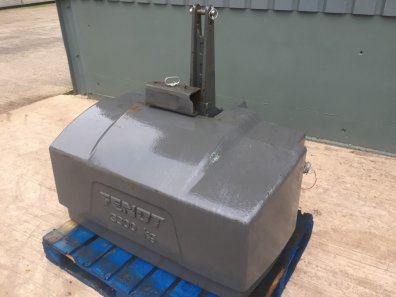Fendt 3300kg weight block, complete with drawbar holder, Cat 3 pins