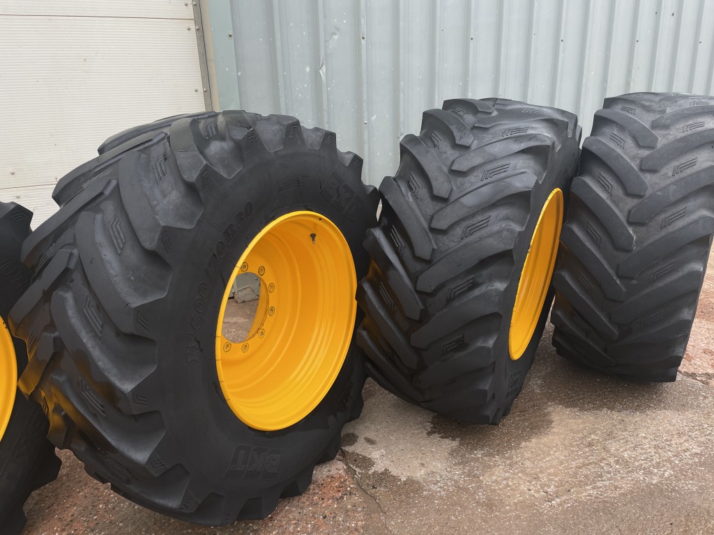 4x 600/70/30 BKT tyres fitted to JCB 4220 wheels
