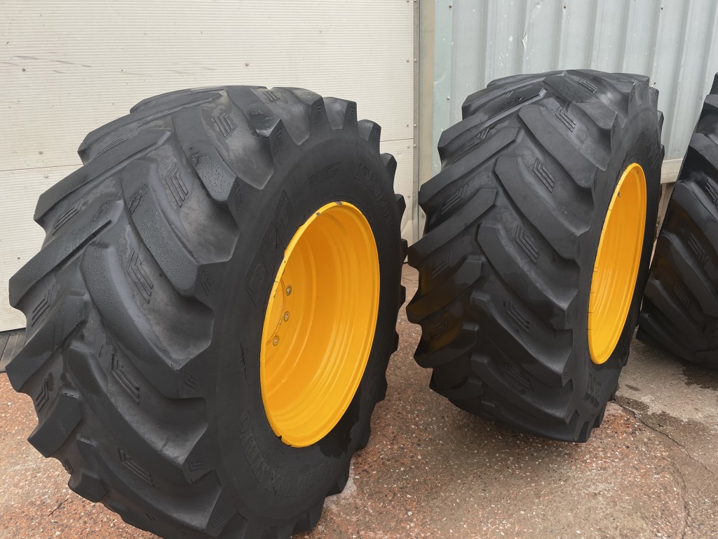 4x 600/70/30 BKT tyres fitted to JCB 4220 wheels