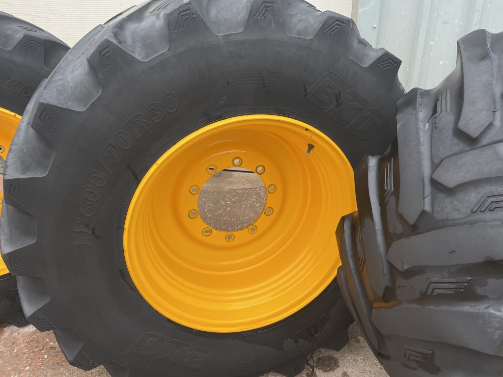 4x 600/70/30 BKT tyres fitted to JCB 4220 wheels