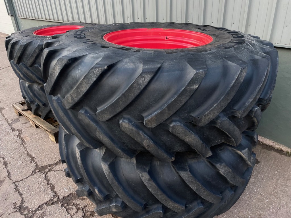 2x 710/85/38 + 2x 650/75/30 80% Michelin tyres, fitted to Fendt 900 series wheels