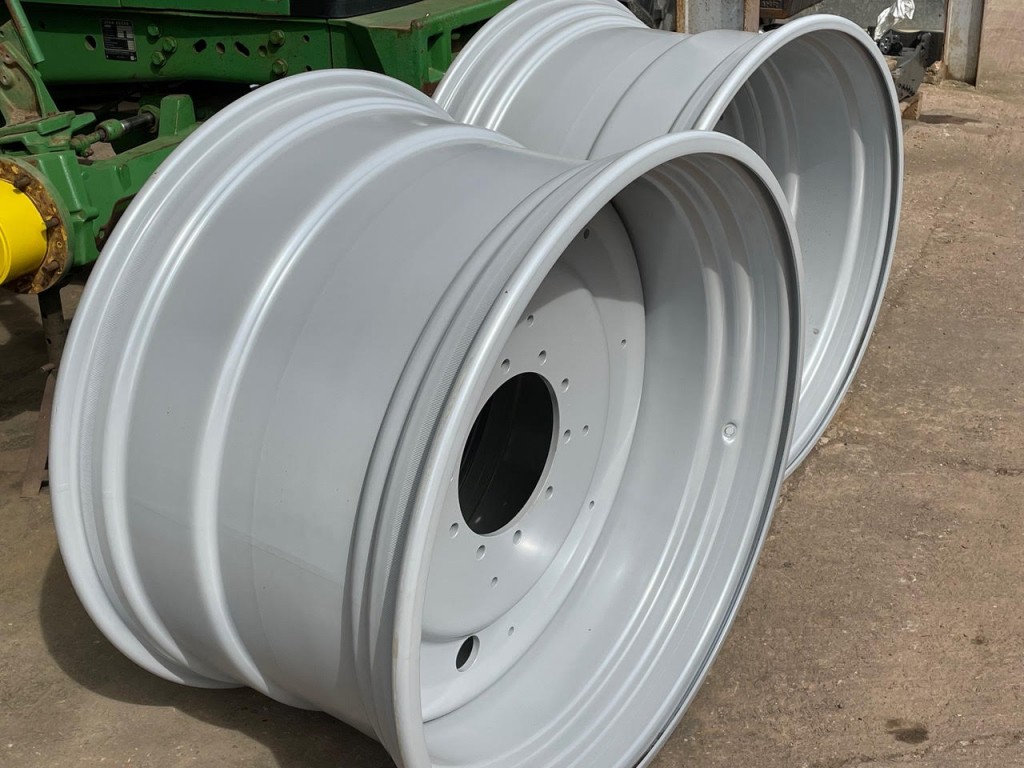 2x DW25x42 rear + 2x DW20x30 front Massey Ferguson 7624 wheels, as new