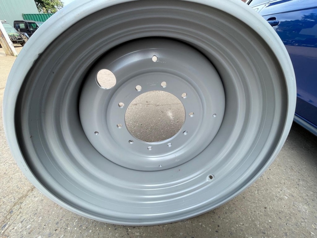 2x DW25x42 rear + 2x DW20x30 front Massey Ferguson 7624 wheels, as new