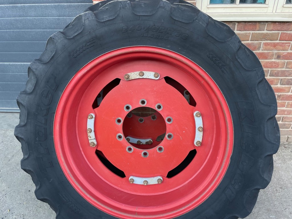 2x 380/90/50 + 2x 340/85/36 tyres fitted to Fendt 700 series rims