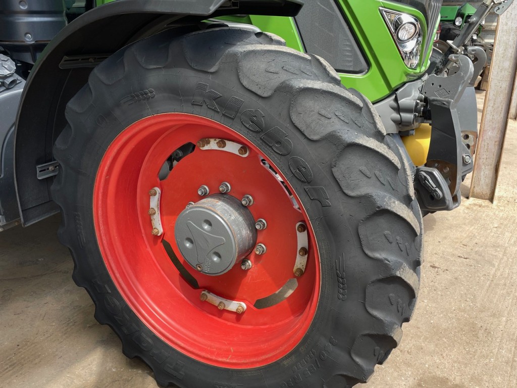 2x 380/90/50 + 2x 340/85/36 tyres fitted to Fendt 700 series rims